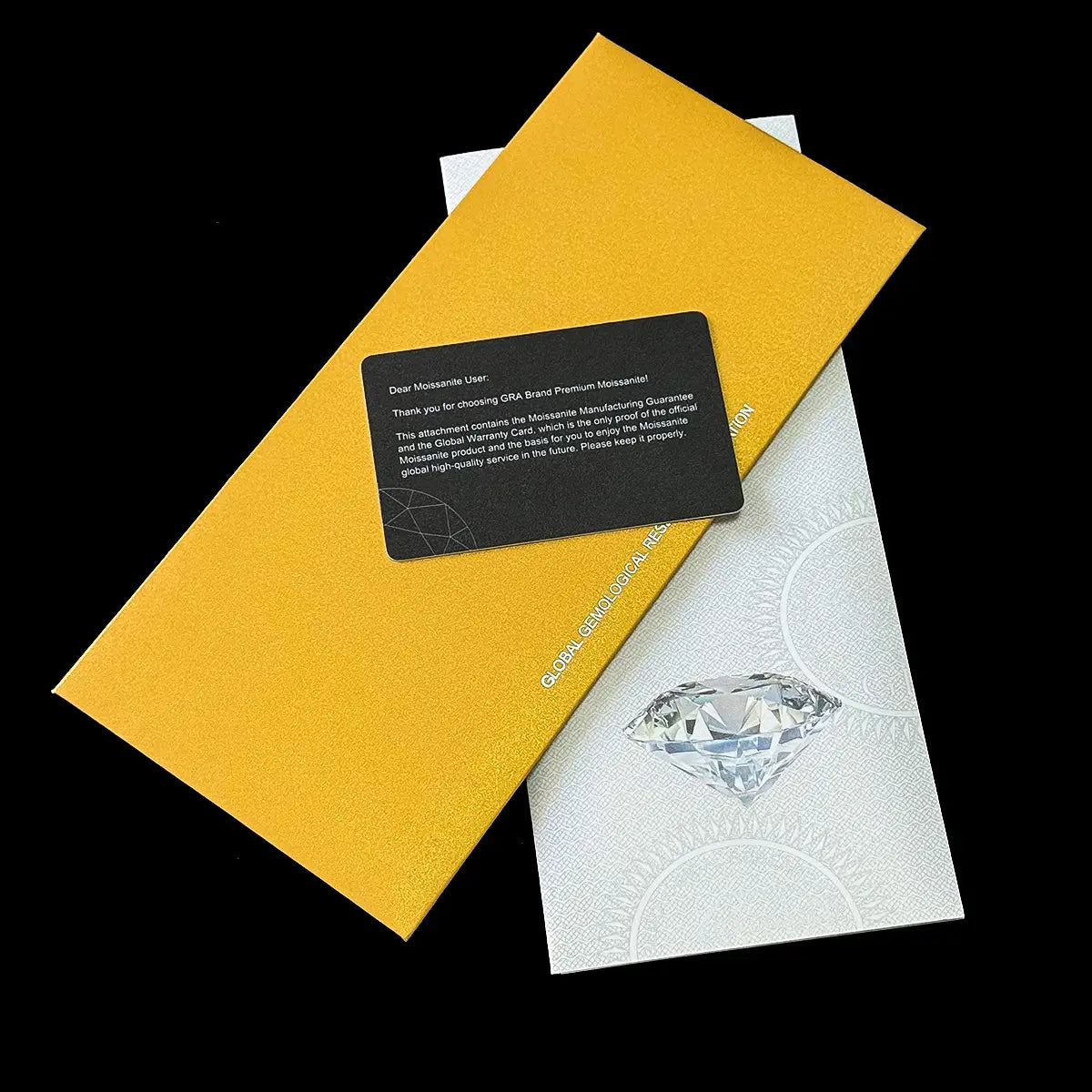 Une pierre précieuse de moissanite facettée transparente reposant sur une carte argentée texturée sous une enveloppe jaune éclatante pour un produit de bague trois pierres en or 18 carats en moissanite.