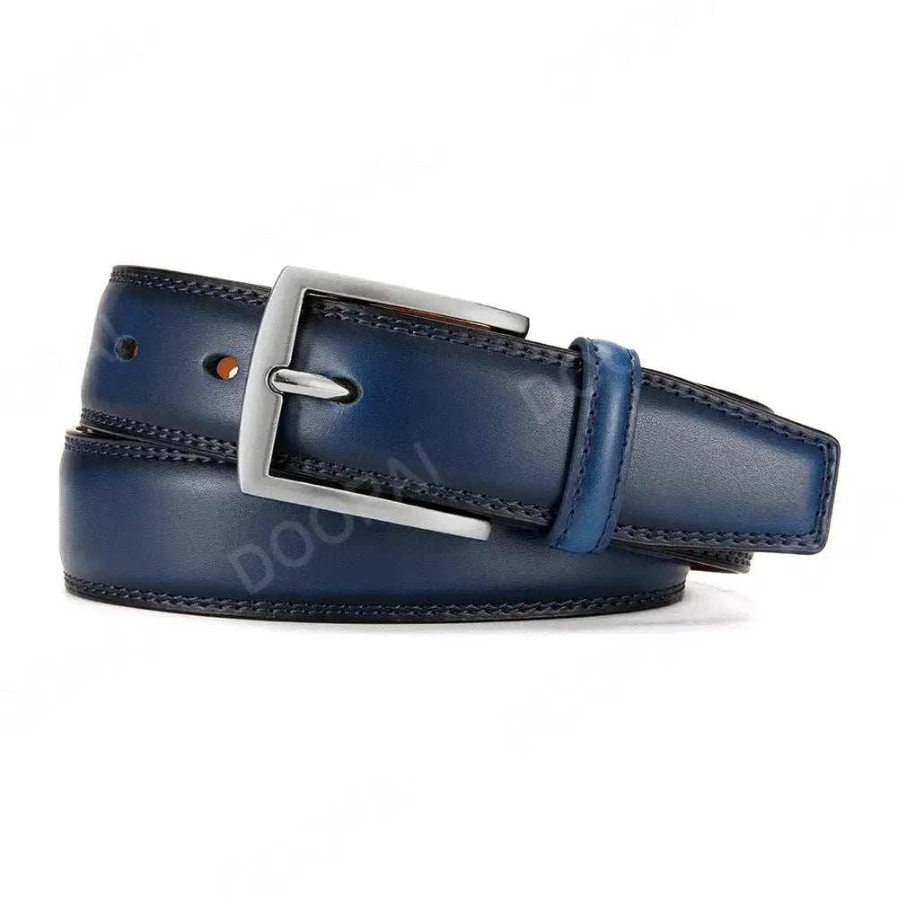 Ceinture à cliquet en cuir pour homme bleu marine, avec boucle automatique à l’aspect argenté et surpiqûre contrastante en brun foncé.