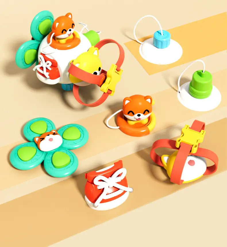 Jouet de voyage cube d’occupation Montessori, avec des jouets de bain en plastique aux couleurs vives, représentant des renards orange en dessin animé et des canards jaunes avec des sangles rouges.