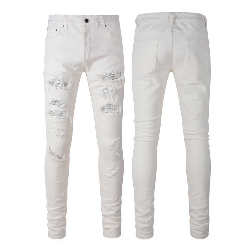 Jean pour homme en denim blanc délavé à coupe ajustée, présentant des ornements en strass scintillants sur les déchirures.