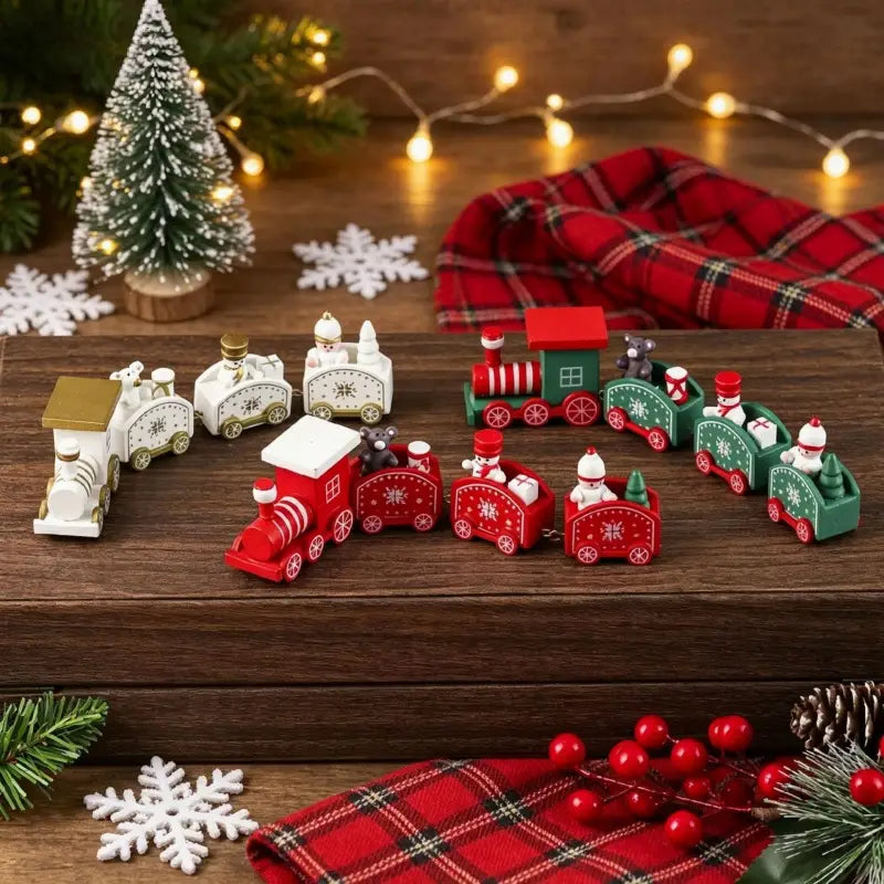 Ein Set aus Miniatur-Holz-Weihnachtszügen in Rot, Grün und Weiß mit Schneeflocken-Designs und kleinen Figuren zur Tischdekoration.