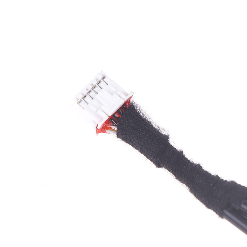 Cable de cámara de salpicadero de 12 pines negro con funda de tejido, con conector multipin blanco para radios Android, mostrado desde el lado posterior.