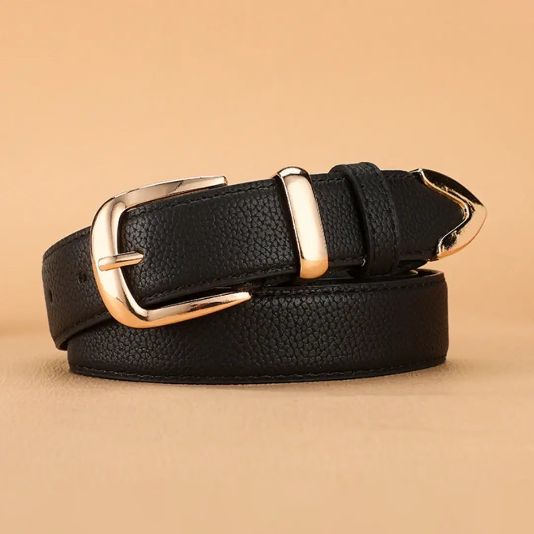 Cinturón negro de cuero sintético (PU) con diseño texturizado y hebilla de tono dorado y pasador a juego.