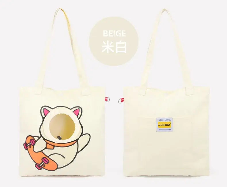 Sac tote en toile beige avec un chat en dessin animé chevauchant une planche de skateboard orange aux roues roses et un intérieur jaune marqué « duomm », conçu pour les voyages en extérieur pour chiot et chat domestiques et pour l’usage en extérieur pour chat.