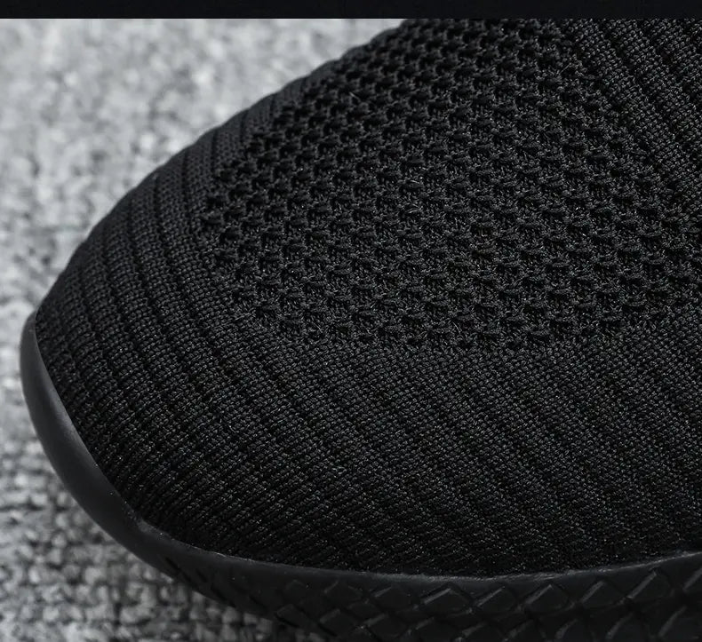 Herren-Atmungsaktiver legere Strick-Sneaker in Schwarz mit atmungsaktivem Mesh-Obermaterial und strukturierter Gummisohle.
