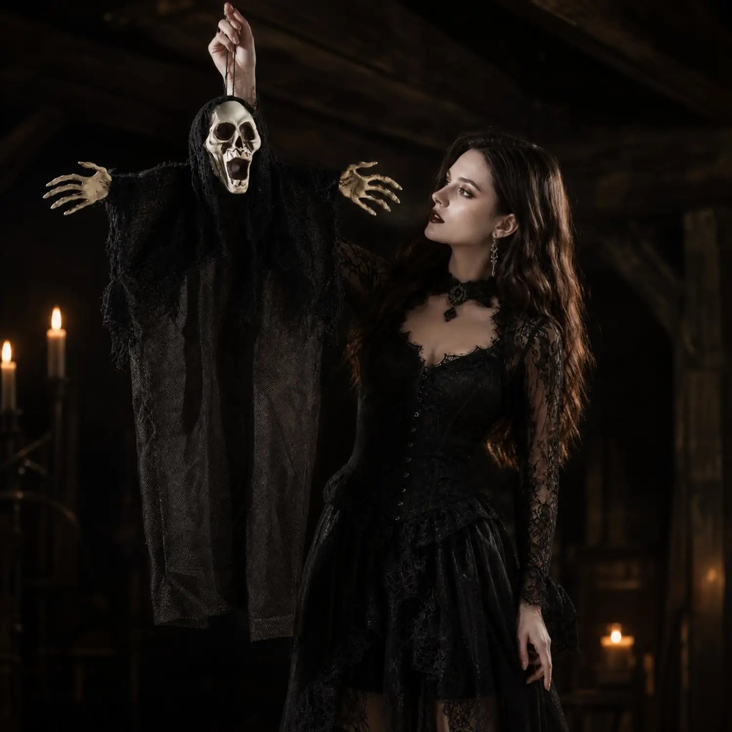 Robe gothique noire en dentelle, à manches longues et corps corseté, présentée comme décoration d’Halloween suspendue en forme de squelette fantôme pour une salle d’évasion et pour une utilisation en décoration suspendue d’Halloween