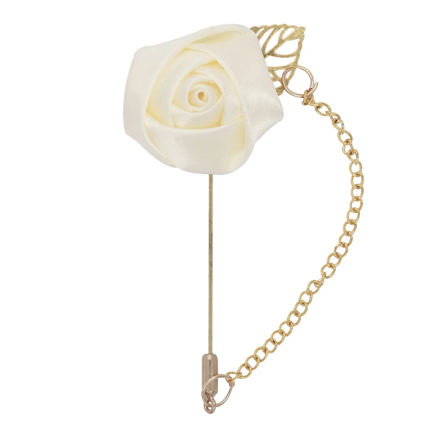 Boutonnière de rose bordeaux comportant une épingle de revers en rose en satin de couleur crème, avec une chaîne en métal à tons dorés et un accent feuillu.