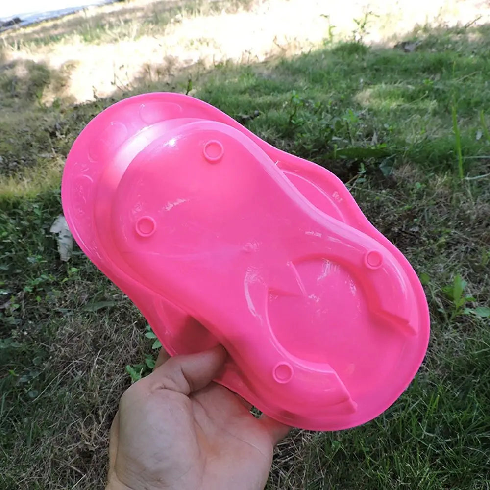 お人形用バスタブ遊びセットに入った、スリッパの形をした鮮やかなピンク色のベビー用お風呂おもちゃです。