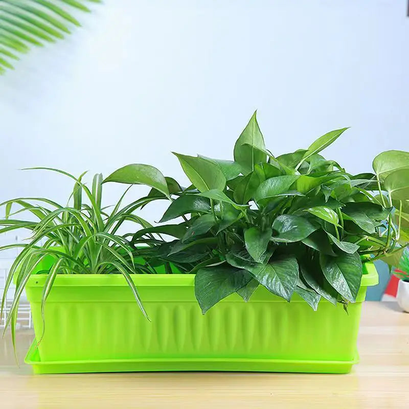 Jardinera rectangular de plástico brillante color verde lima con textura vertical acanalada, que sostiene plantas verdes y frondosas; para macetas de plantas y jardineras, úsese.