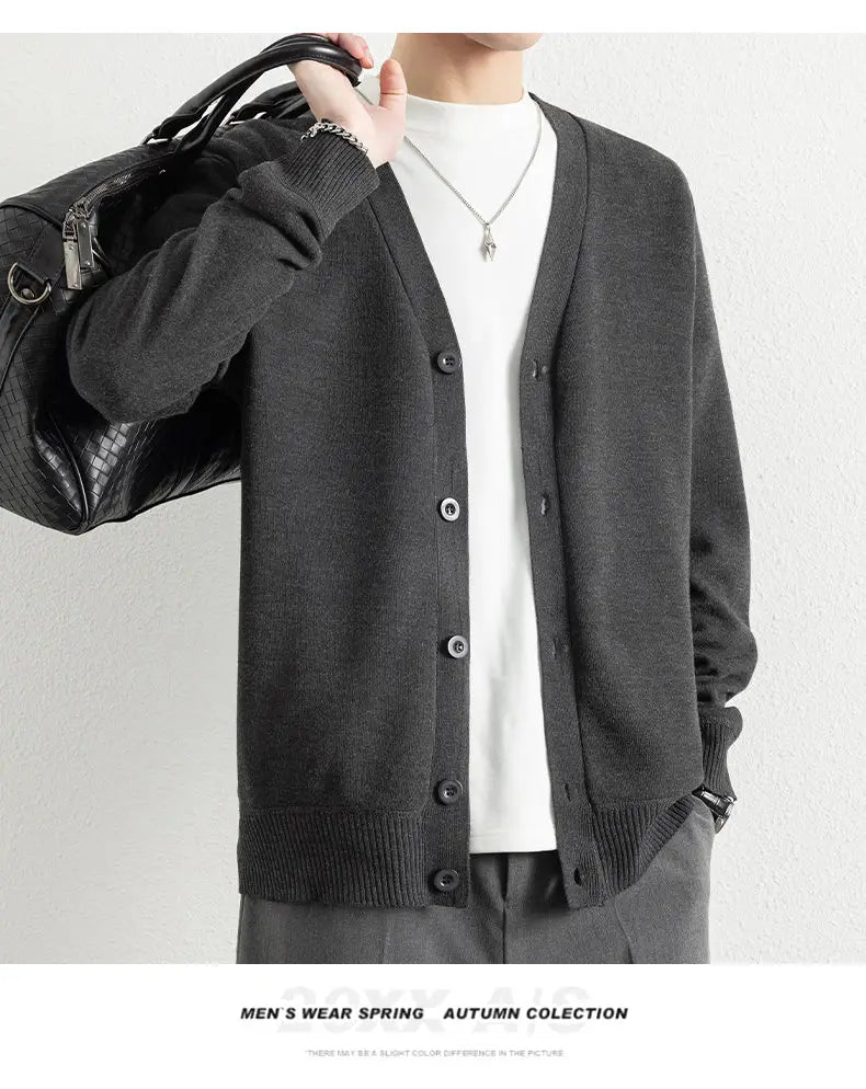 Dunkelgrauer Strick-Cardigan für Herren mit V-Ausschnitt und Knopverschluss aus weichem Strickmaterial.