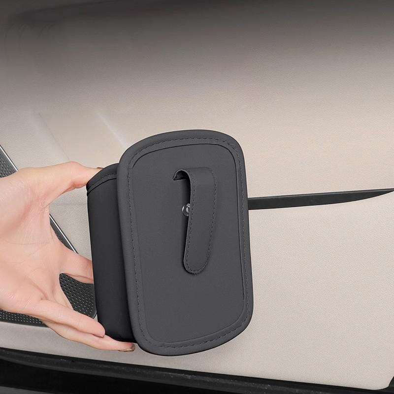 Cubierta de espejo para coche de cuero sintético negro con asa en forma de lazo para una colocación sencilla, mostrada como parte de un organizador para asiento de coche y portavasos.