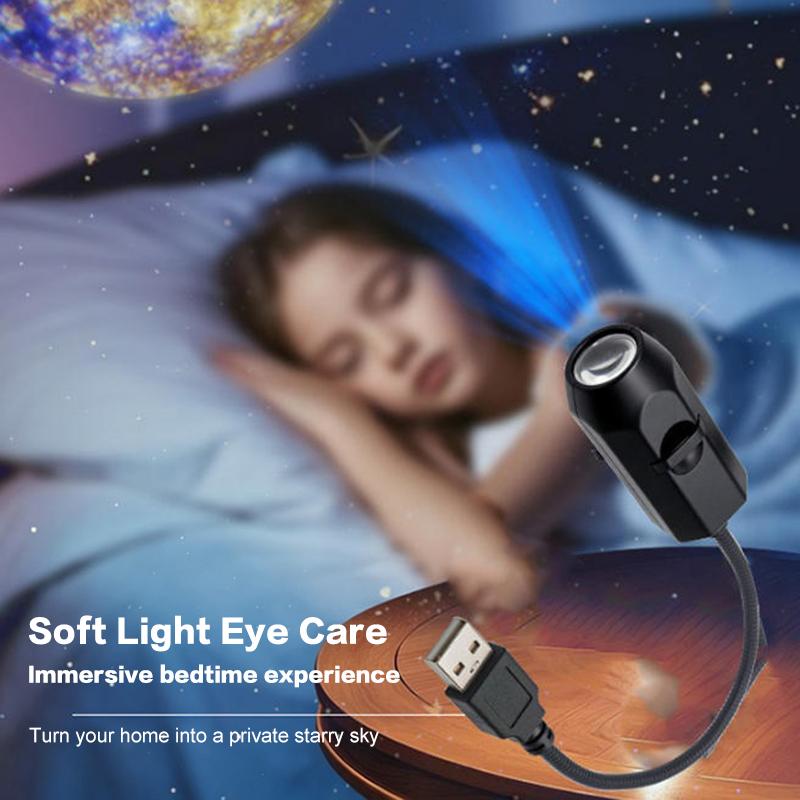 projecteur de galaxie de ciel étoilé noir alimenté par USB avec une conception compacte et élégante, diffusant des lumières célestes douces bleu et violet sur la literie à l’aide d’une feuille de lampe