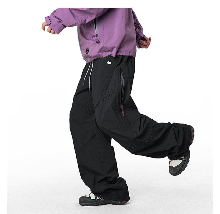 pantalones cargo anchos en negro con ajuste relajado y branding sutil en la cinturilla, diseñados como pantalones de senderismo impermeables de secado rápido para hombre.