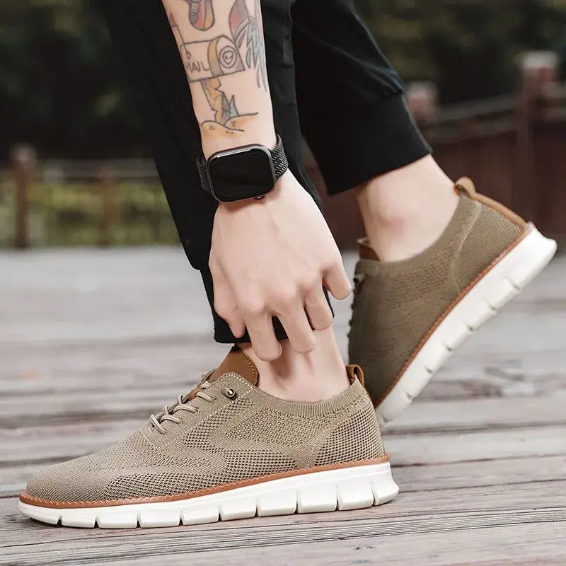 Chaussures derby brogue décontractées en maille pour hommes, en mesh kaki, avec des semelles en caoutchouc blanc et des accents en cuir tan.
