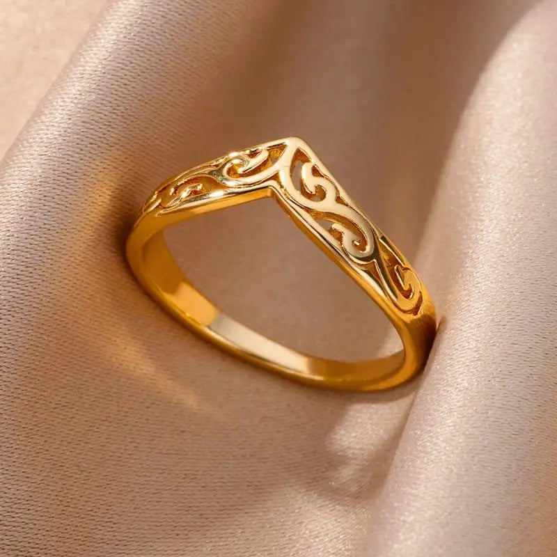 Anillo de acero inoxidable color dorado para mujeres, con un diseño ornamental de calado abierto y patrones ondulados a lo largo de la banda, adecuado para joyería de boda vintage.