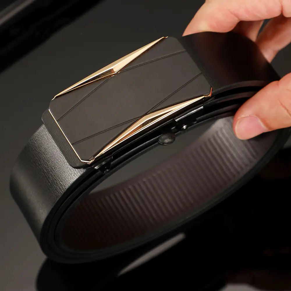 Ceinture automatique pour homme en cuir noir synthétique (PU), bouclerie noire mate, ornée d’accents angulaires ton sur ton doré et de fines rainures diagonales discrètes.