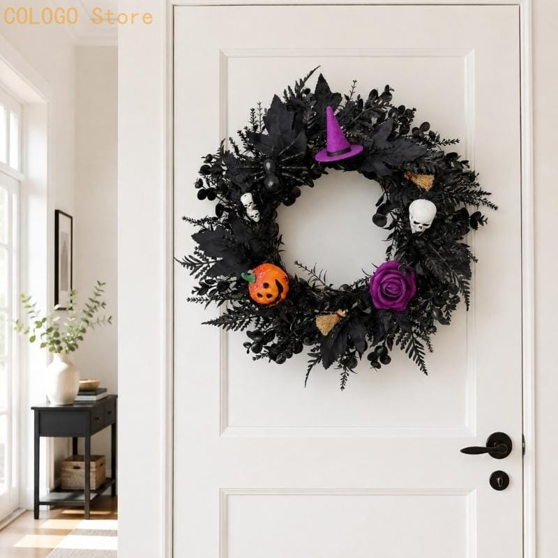 Halloween-Kranz mit violetten Akzenten, mit künstlichem schwarzem Beiwerk, einem Hexenhut, Totenköpfen und dekorativen Kürbissen für saisonale Dekoration.