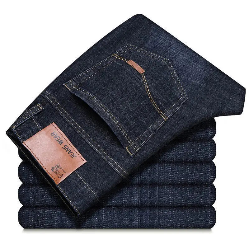 Jeans stretch en denim à jambe droite pour homme en denim bleu foncé avec un écusson de marque en cuir brun sur l’arrière de la ceinture