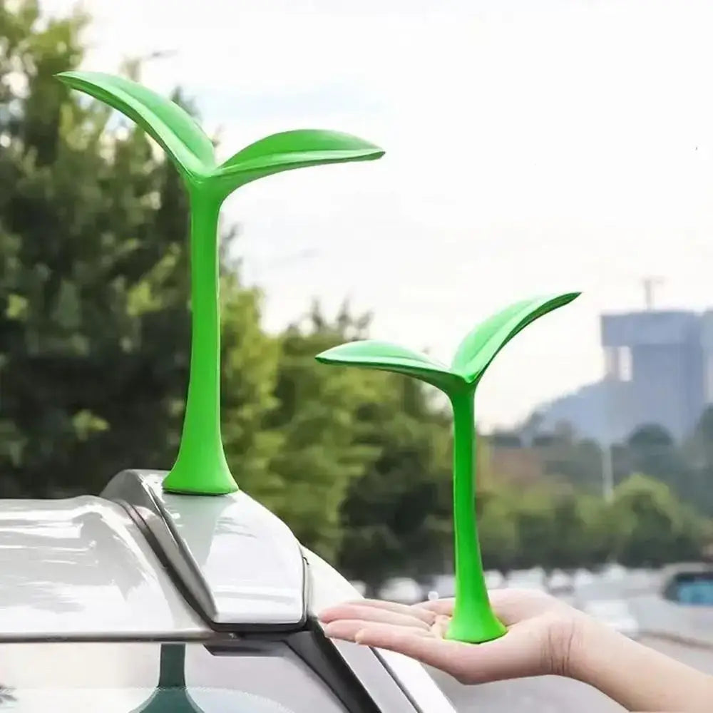 Décoration d’antenne de toit de voiture en forme de jeune arbre en 3D, en plastique vert vif, illustrée vue depuis l’arrière.