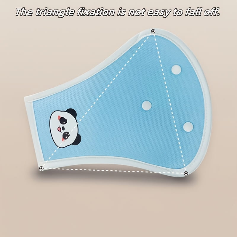 cubierta triangular para cinturón de seguridad infantil de color azul claro con temática de panda, con ribete blanco y tres elementos de fijación circulares diseñados para brindar soporte al cuello.