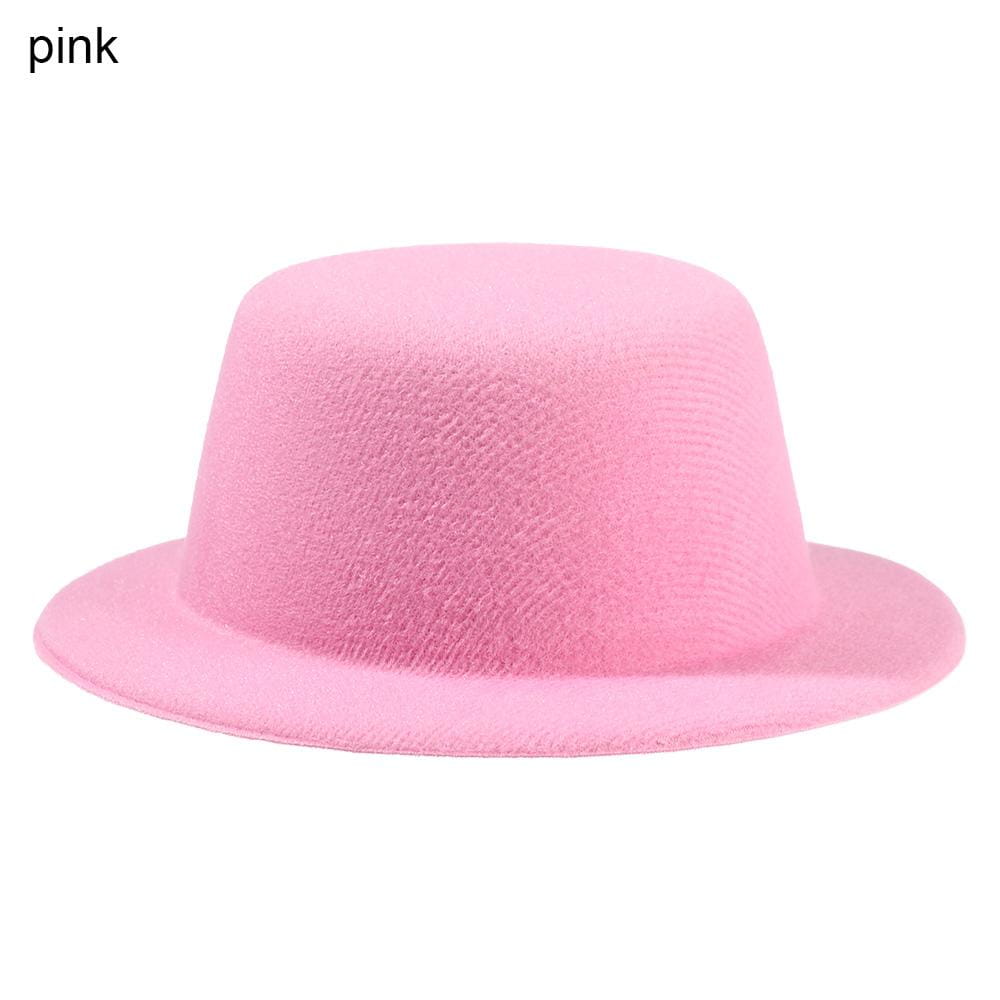 Un chapeau fedora en feutre rose tendre, fabriqué dans un matériau en feutre texturé, avec un bord légèrement incurvé, conçu comme accessoire de mode pour chapeau de poupée en peluche pour des poupées de 60 cm.