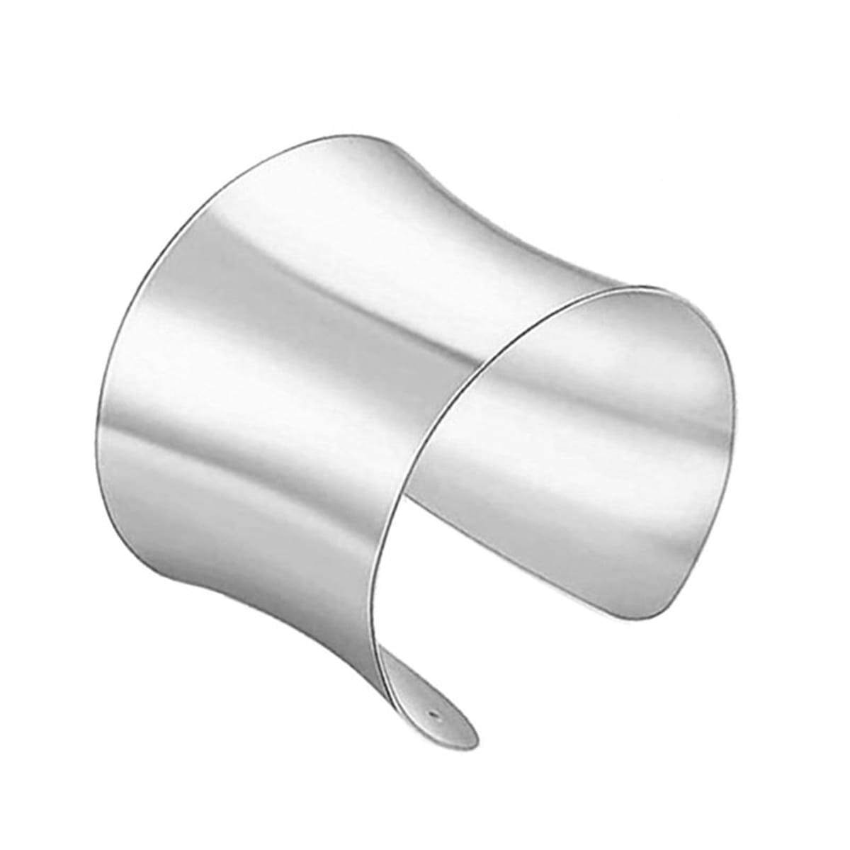 Bracelet manchette métallique argenté avec un design courbé élégant et une surface réfléchissante lisse, dans le cadre d’un bracelet manchette en fil plaqué or