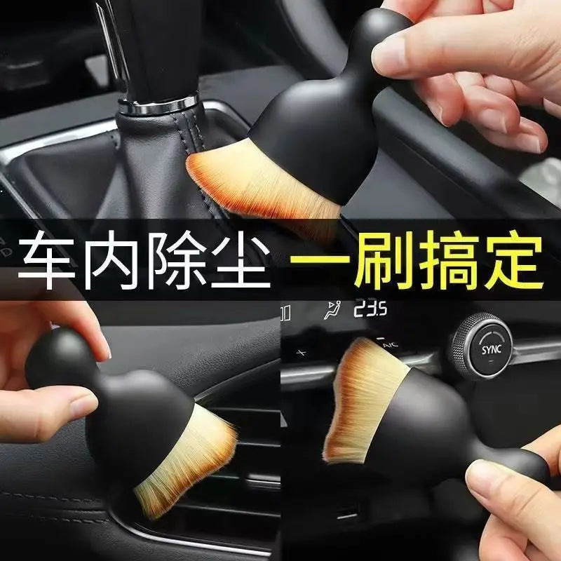 Schwarze ergonomische Bürste zur Reinigung des Fahrzeuginnenraums mit weichen Borsten zum Abstauben von Armaturenbrettern und Lüftungsschächten im Autopflegebürstenset mit automatischem Reinigungskit.
