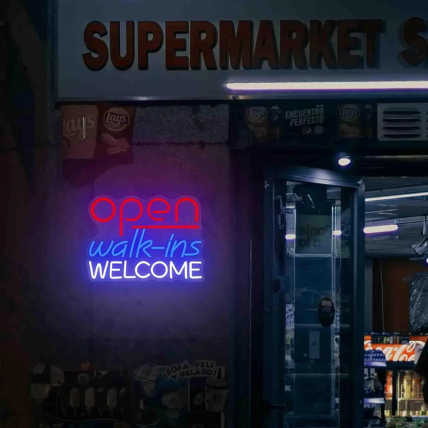 un panneau professionnel lumineux au néon affichant « ouvert » en rouge, « entrées libres » en bleu et « bienvenue » en blanc avec des lumières au néon, idéal pour une salle de jeux ou une boutique