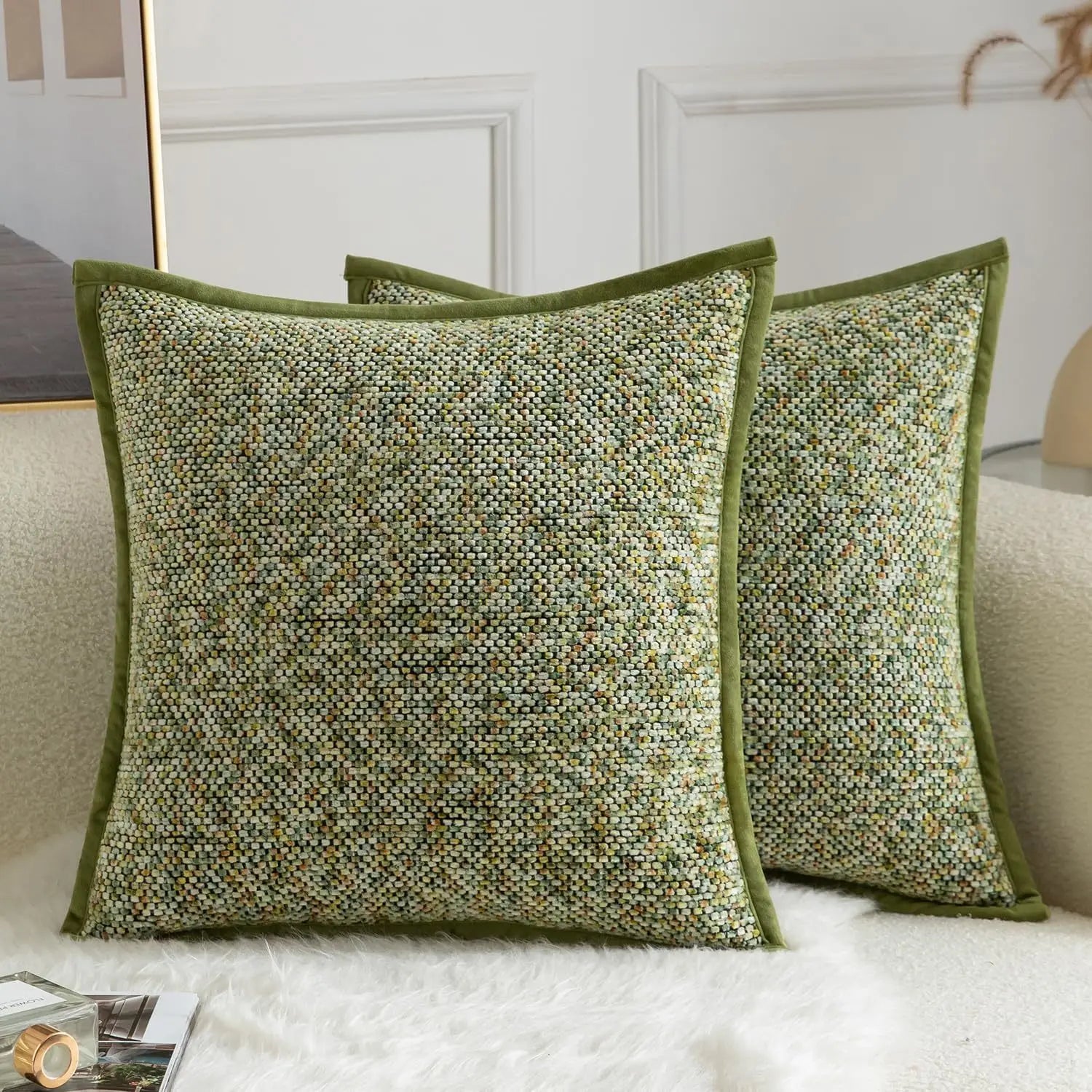 81iG2MXEB9L._AC_SL1500_.jpg Housse de coussin d’appoint en chenille vert olive, dotée d’un tissu texturé et d’une bordure en velours pour un usage décoratif.