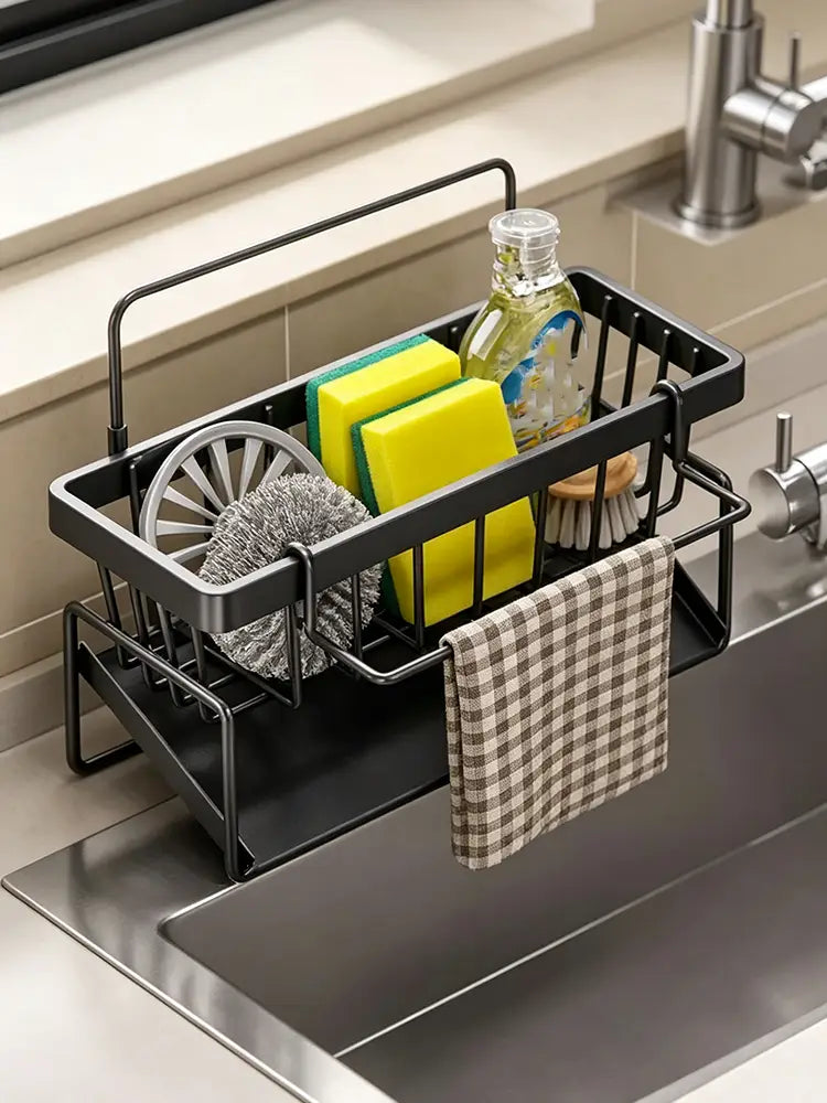 Porte-évier en métal noir pour accessoires de cuisine et support à éponge avec poignée, tenant des éponges et du liquide vaisselle.