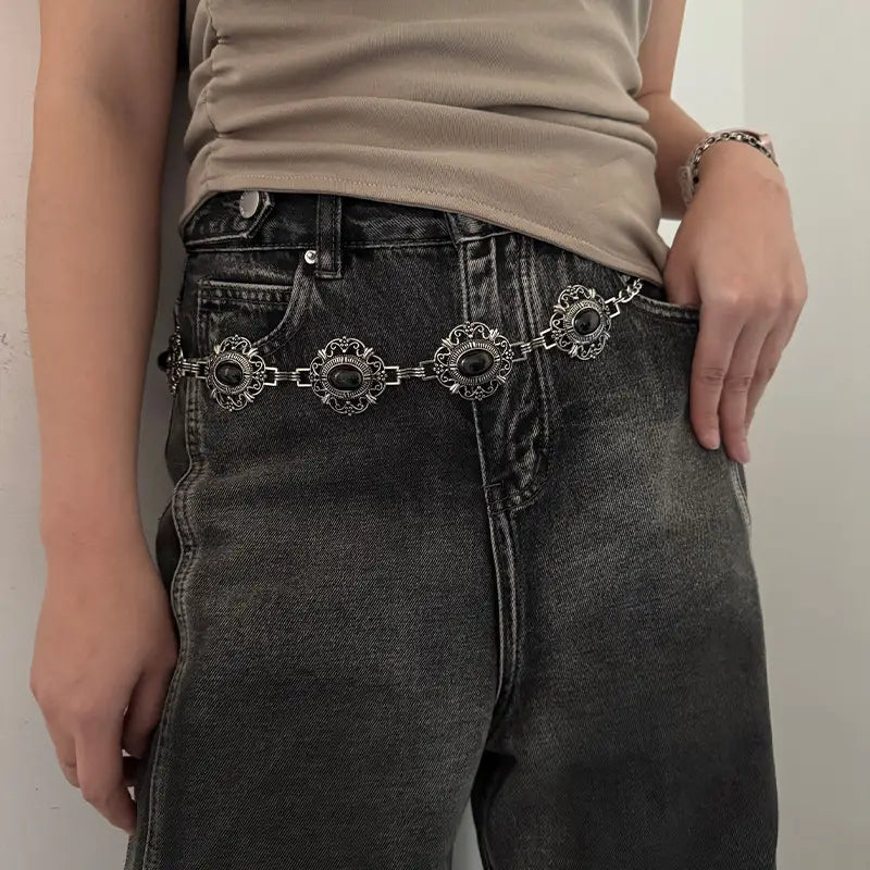 ceinture de hanche en chaîne pour cosplay ornée et délicate, comportant des inserts ovales noirs et des détails floraux complexes, pour un style gothique punk