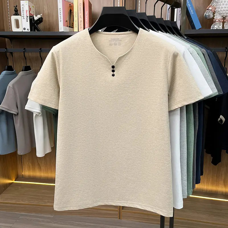 Camisa tipo henley para hombre de manga corta color beige con tres botones negros y una tela con textura sutil, diseñada como camiseta informal.
