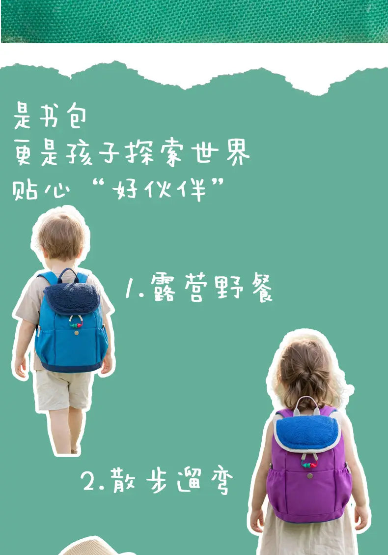 Leichte Fuzzy-Rucksäcke für Kinder in Blau und Lila mit Vorderfächern und farbenfrohen Reißverschluss-Anhängern, entworfen für die Verwendung als Kindergartentagesrucksack