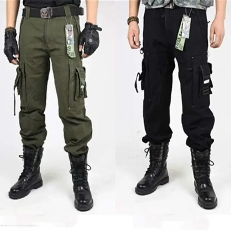 Herren-Tactical-Cargo-Hosen aus Baumwolle mit Camo-Jogger-Optik in Olivgrün und Schwarz mit militärisch inspiriertem Design, mehreren Taschen, verstellbaren Trägern und verstärkter Steppnaht.