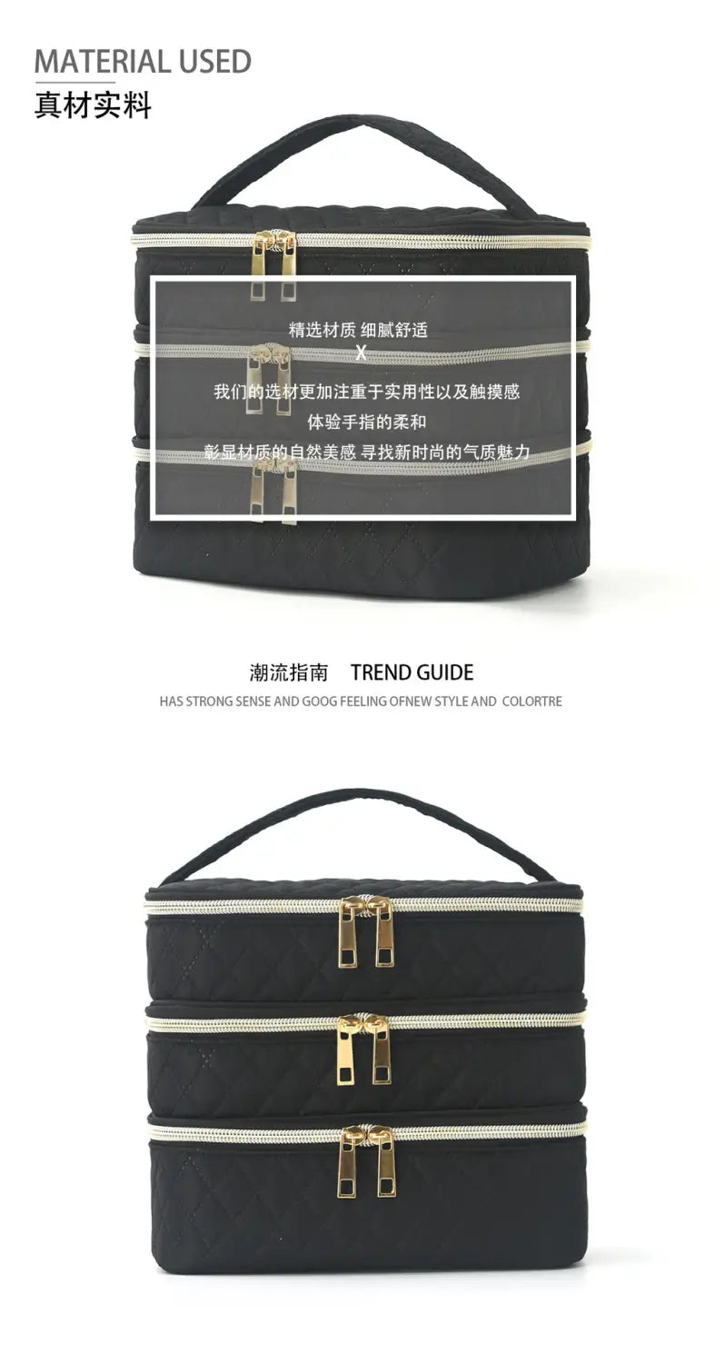 Estuche de maquillaje de viaje negro de tejido acolchado en tres niveles con cremalleras de tono dorado y un asa superior