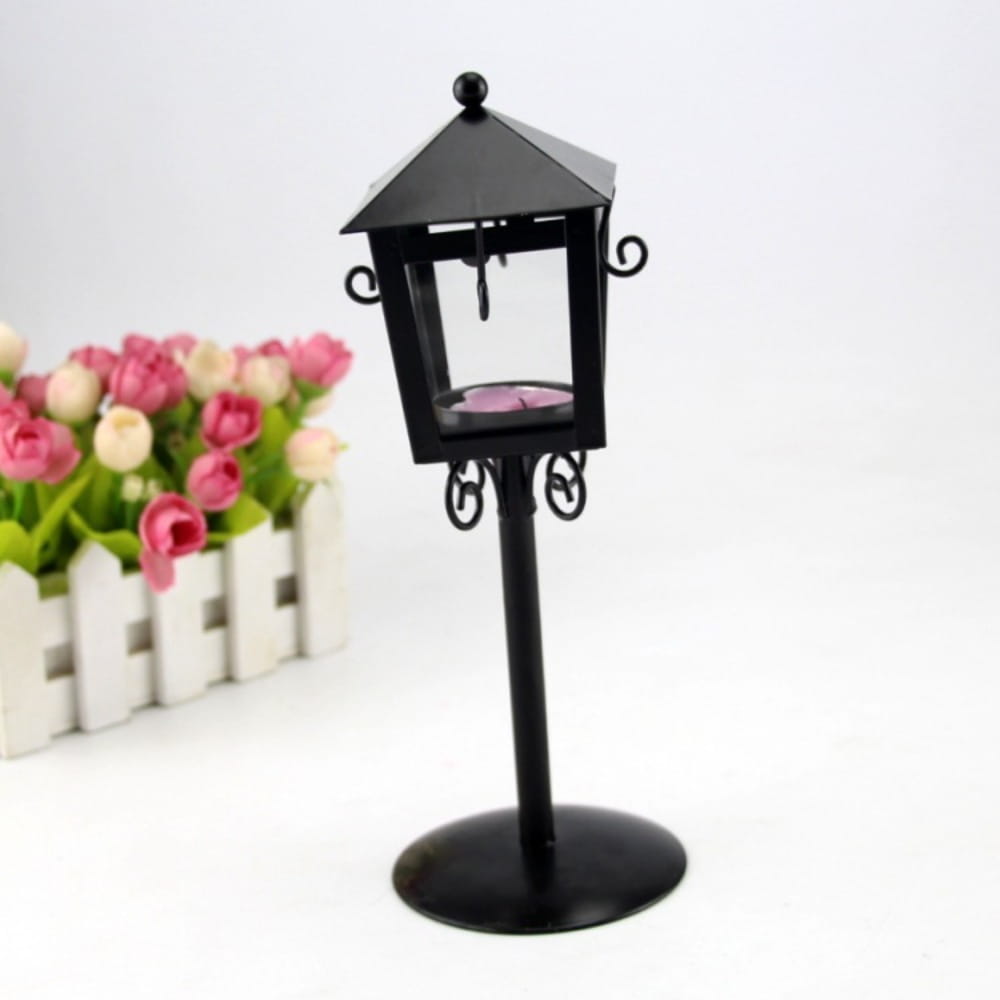 Schwarze Laterne aus schmiedeeisernem Vintage-Kerzenhalter aus Metall mit dekorativem Zierschmuck, Glasplattengehäuse mit zwei pinkfarbenen Teelichtern