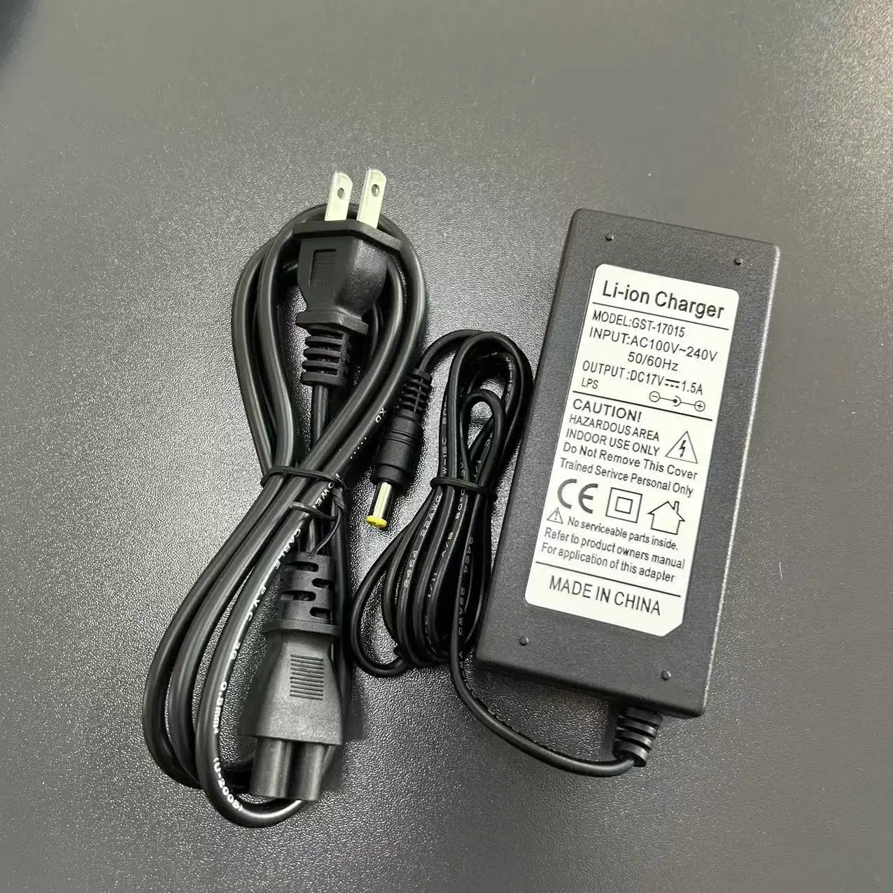 Schwarzplastik Ilsintech Swift KF4a Akkuladegerät-Netzadapter Modell GST-17015 mit gewendeltem Netzkabel und DC-Ausgangsanschluss, ausgelegt für das Laden des KF4a KF4-Akkus