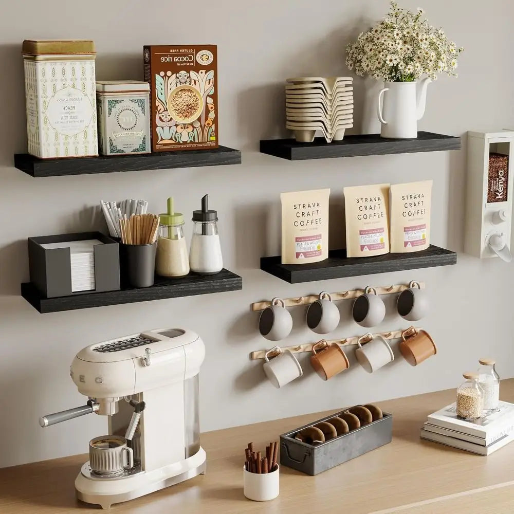 máquina de espresso Smeg color crema con diseño redondeado y acentos metálicos, mostrada sobre un estante flotante como parte del paquete; incluye exhibición de almacenamiento en madera montada en la pared