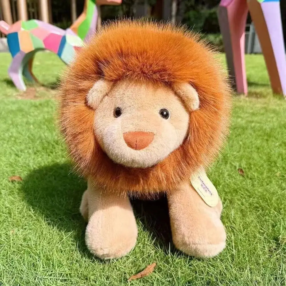 Un coussin en peluche d’animal en forme de lion de 15,8 pouces avec une crinière orange duveteuse et un corps souple en tissu beige, conçu comme un coussin en peluche d’animal câlin.