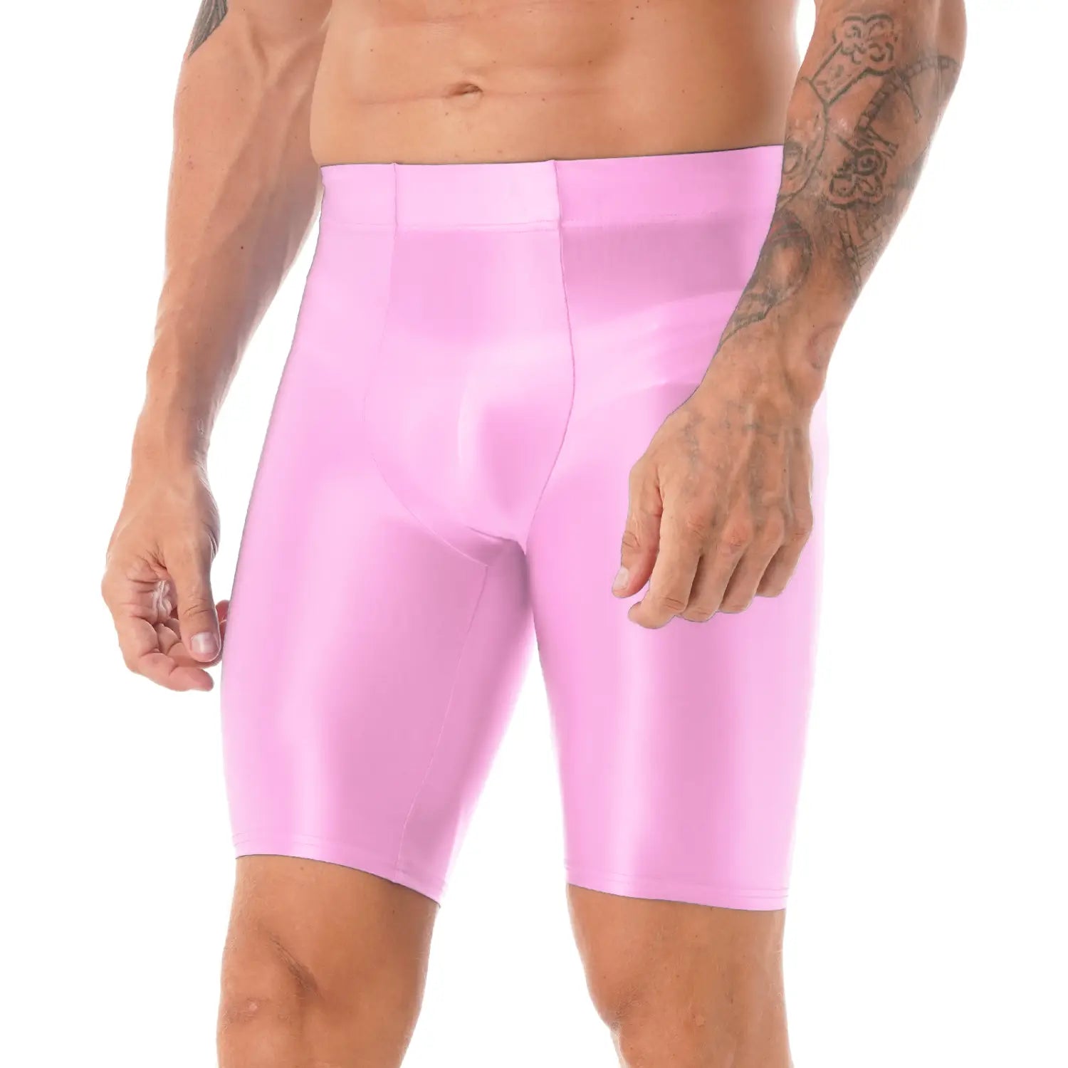 Shorts de látex rosa brillante mostrados como parte de un conjunto con una camiseta de compresión para hombre de manga larga y acabado brillante, destacando el contraste de materiales y colores