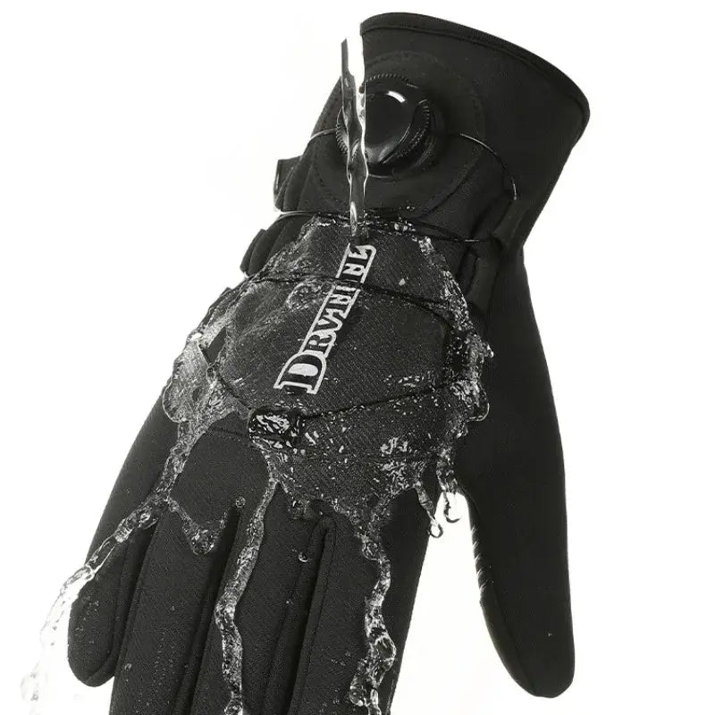 Gant thermique coupe-vent noir doté d’une surface en tissu texturé imperméable et d’un logo de marque bien visible sur le dos de la main.