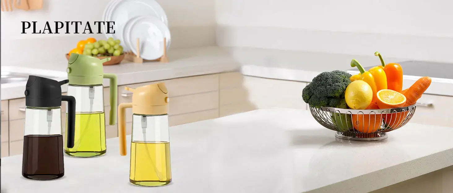 trois vaporisateurs d’huile en verre transparent avec couvercles et poignées colorés en noir, vert et beige, conçus comme des bouteilles doseuses d’huile de cuisine 2-en-1 de 500 ml pour l’utilisation en vaporisation d’huile