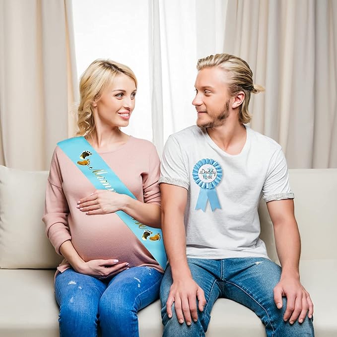 Écharpe en satin bleu clair pour maman avec patte en or, portée par une femme enceinte, dans le cadre d’un kit de révélation du sexe.