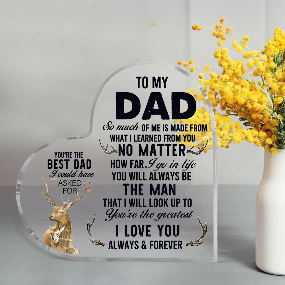 Placa acrílica transparente con forma de corazón, con texto negro grabado e imagen impresa de ciervos, que presenta el mensaje para mi papá y frases afectuosas para un regalo de placa acrílica con corazón para papá.