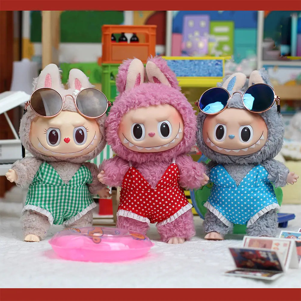 Tres muñecos Labubu de peluche de 17 cm con gafas de sol grandes y trajes de baño de verano; colores verde, rojo y azul.