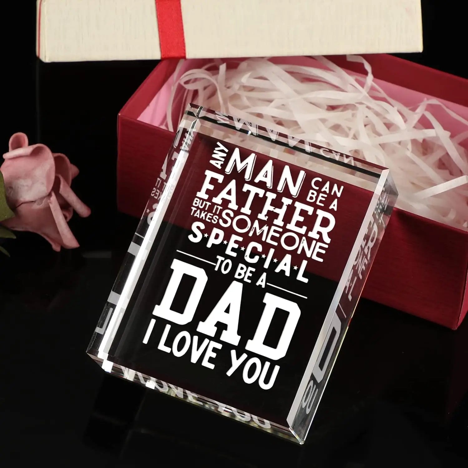Bloc rectangulaire en acrylique transparent gravé d’un message noir et rouge en lettres blanches indiquant : « n’importe quel homme peut être un père, mais il faut quelqu’un de spécial pour être un papa ». Je t’aime. Conçu comme un bloc en acrylique pour papa. Cadeau d’anniversaire de la fille et du fils