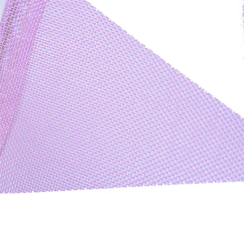 Tissu en maille violet clair, avec une texture tissée fine, utilisé dans une décoration de guirlande de fête en feutrine pastel.