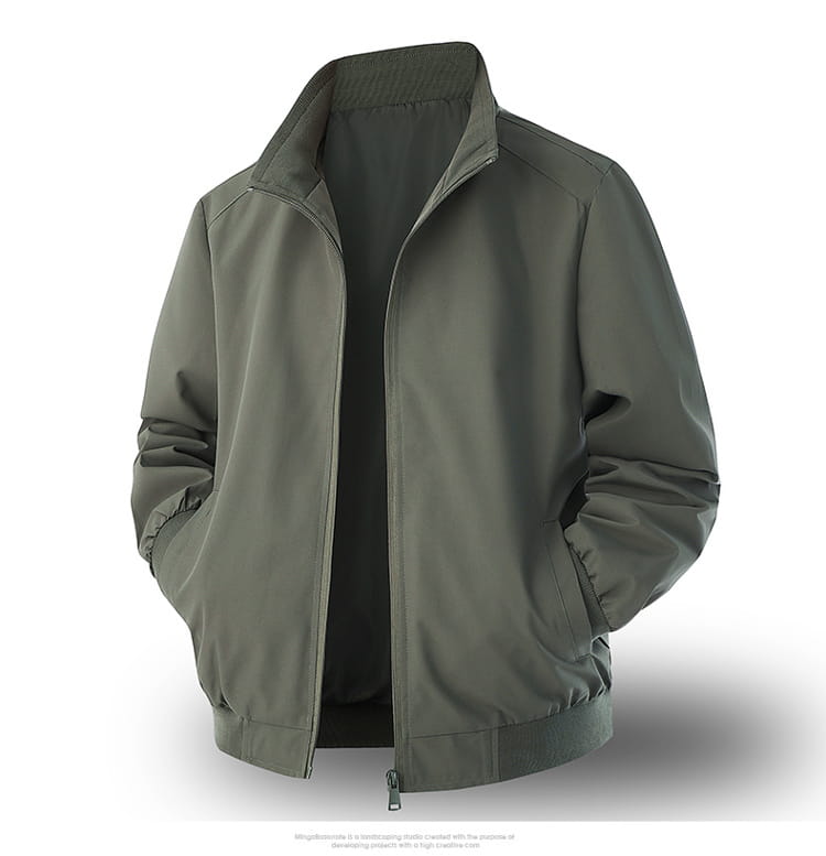 Chaqueta cortavientos ligera para hombre en color verde oliva con cuello alto y cierre frontal con cremallera, para un uso versátil en actividades al aire libre.