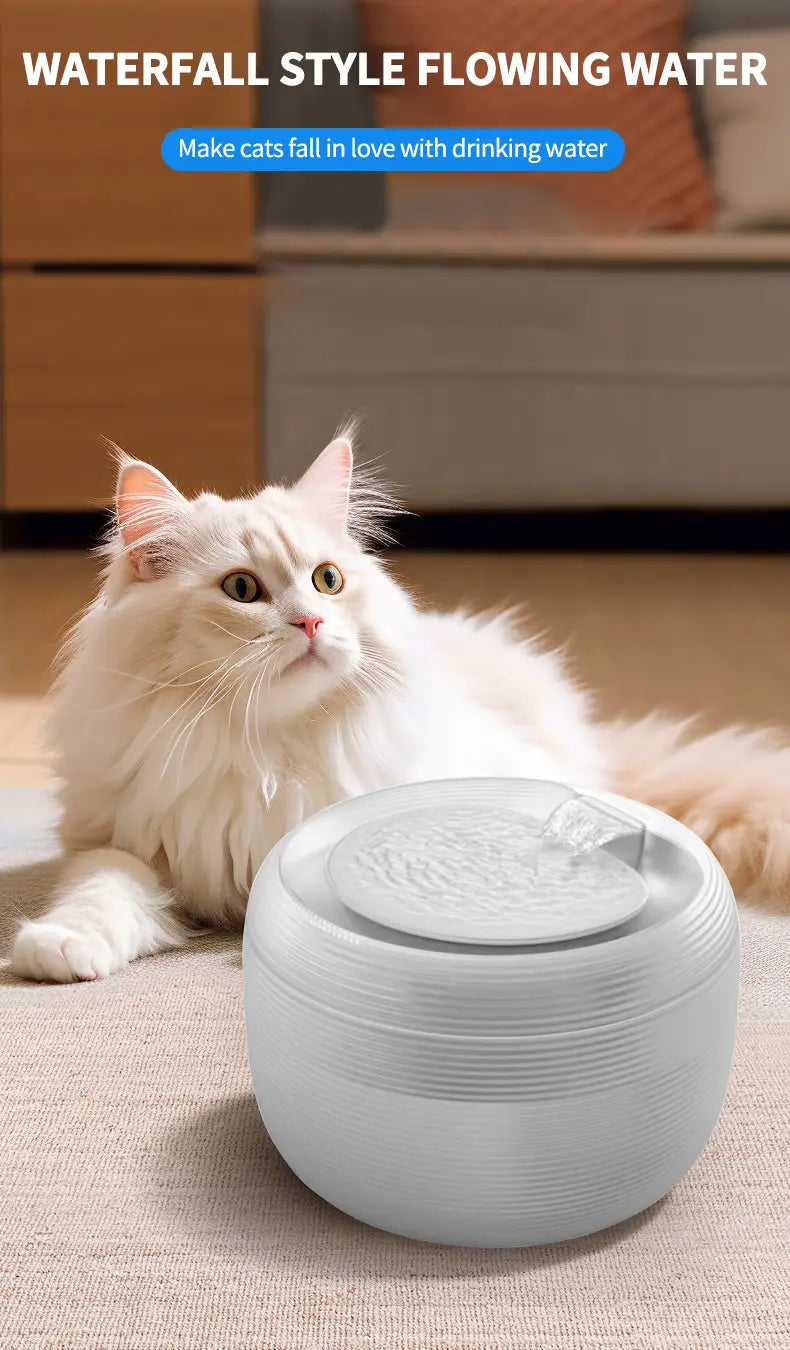 Vista frontal de un dispensador de agua para gatos de cerámica blanca y silenciosa con un diseño de flujo tipo cascada para el agua del gato