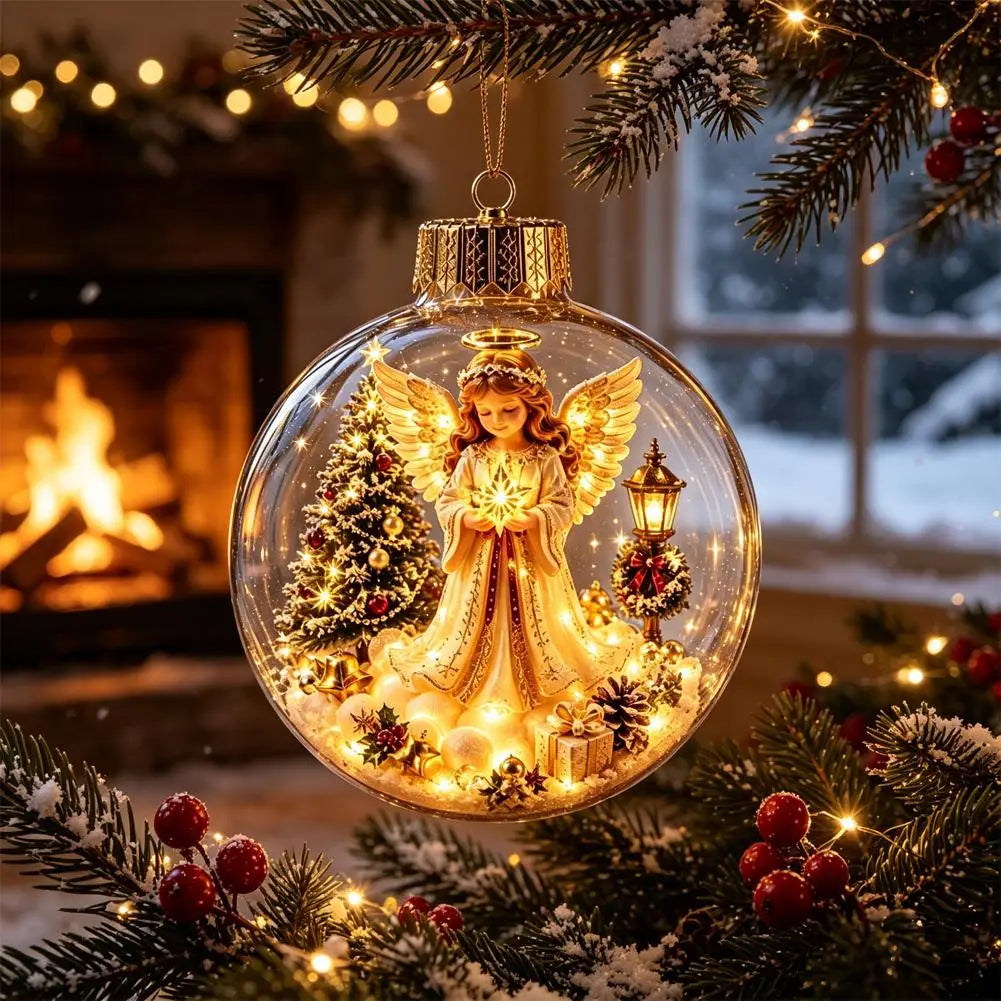 Eine leuchtende Weihnachts-Globuszierkugel mit einer goldfarbenen Engel-Figur mit detaillierten Flügeln und Heiligenschein, eingefasst in einer klaren, unzerbrechlichen Kugel aus Glas, gefüllt mit Miniaturlichtern, Tannen und festlichen Dekorationen.